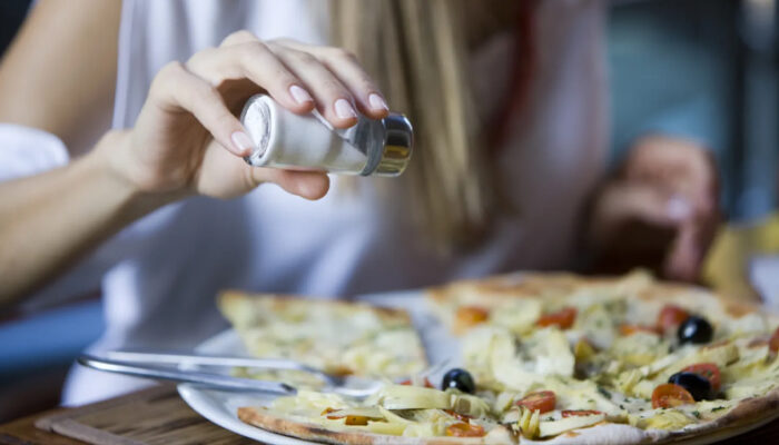 বাড়তি লবণ খাওয়ার অভ্যাস শরীরে যে প্রভাব ফেলে