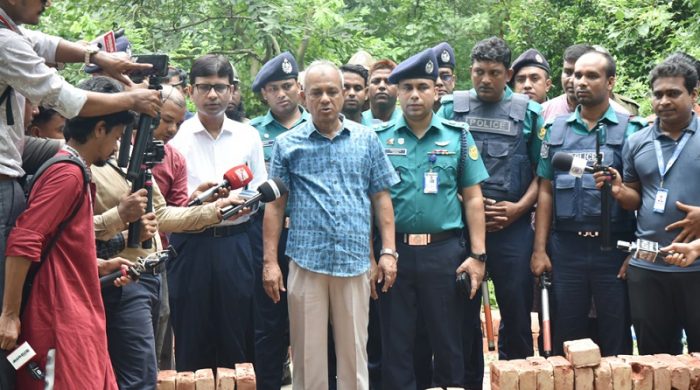রায়েরবাজার গণকবরের ১১৪ মরদেহ তোলা হবে: স্বরাষ্ট্র উপদেষ্টা
