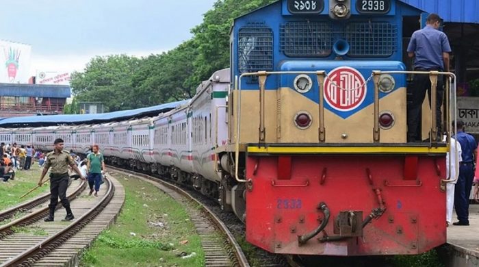 ছাত্র-জনতাকে ঢাকায় আনতে ৮ জোড়া ট্রেন ভাড়া করল সরকার